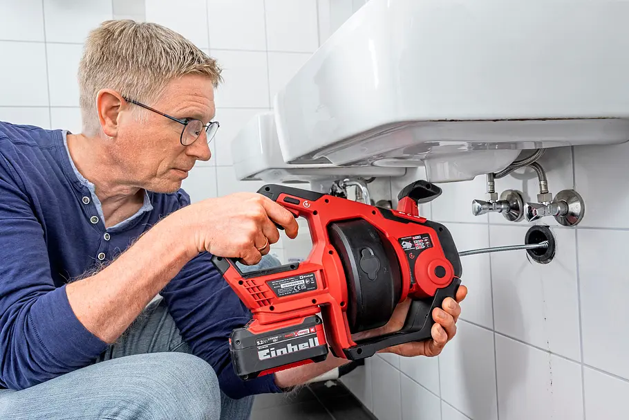 Arbeiten an einer verstopften Toilette