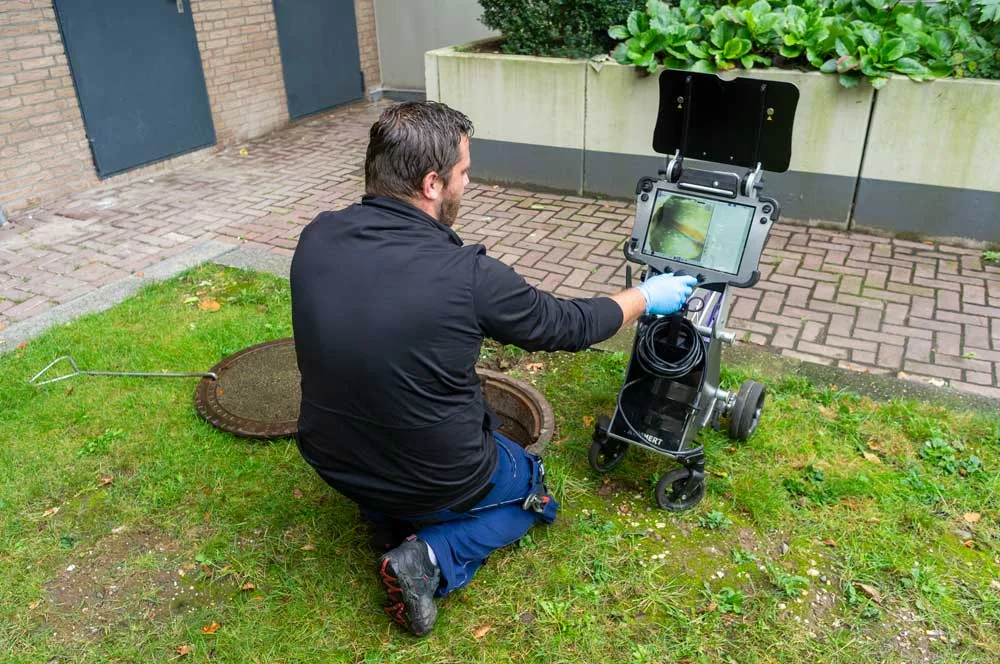Fachmann bei der Untersuchung einer Abwasserleitung